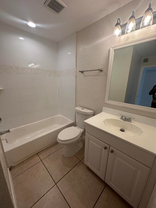 Building Photo - 1827 N Congress Ave