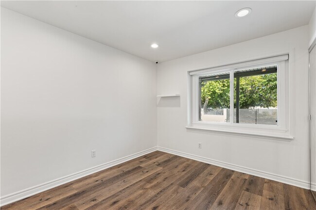 Building Photo - 6515 Kenwater Ave