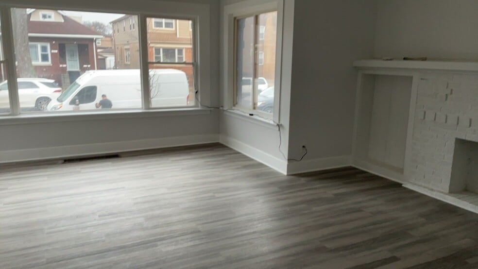 Building Photo - 9325 S Loomis St