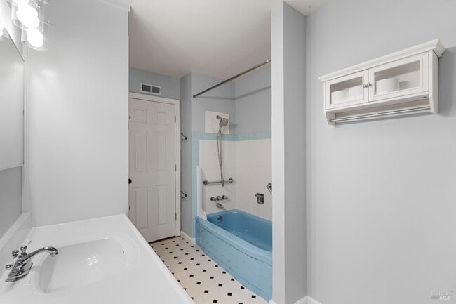 Building Photo - 700 Tamarack Dr