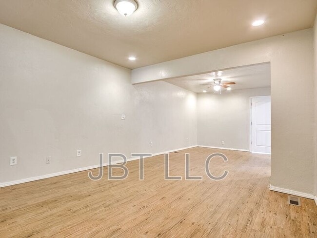 Building Photo - 2132 Andover Ct