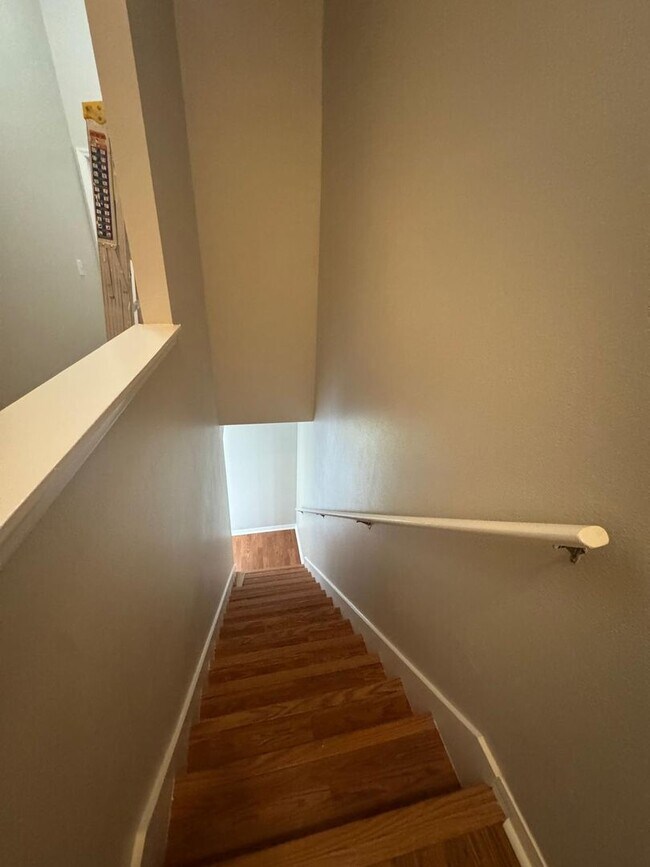 Building Photo - SPACIOUS, BEAUTIFUL 3 BEDROOM 2.5 BATH TOW...