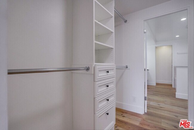 Building Photo - 435 N Oakhurst Dr