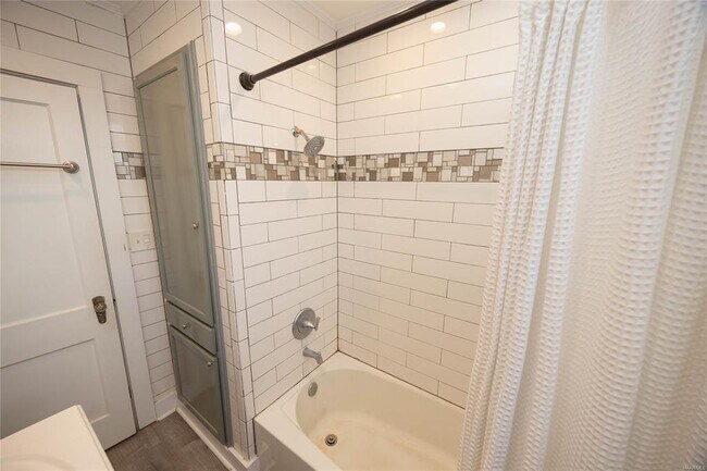 Building Photo - 3355 Lexington Rd