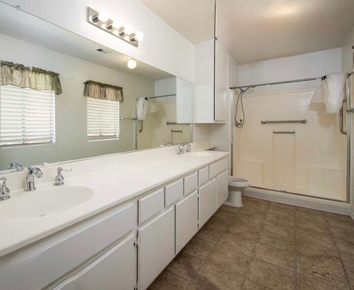 Building Photo - 10701 Bel Air Dr