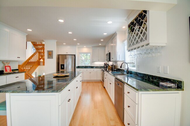 Building Photo - Seasonal Rental: Total Relaxation with Sou...