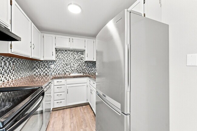 Building Photo - $1,295.95 1 bed, 1 bathroom, located in Aurora with a washer and dryer.