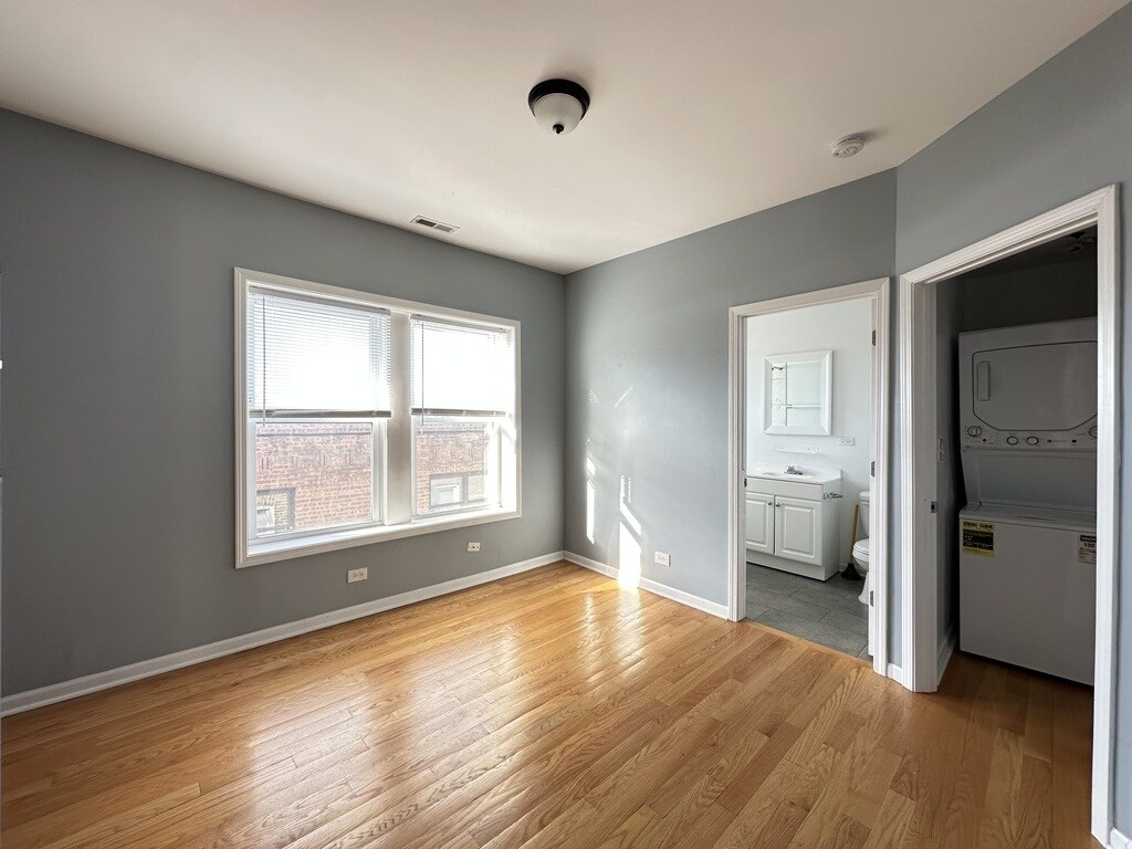 Building Photo - 1559 W Pratt Blvd