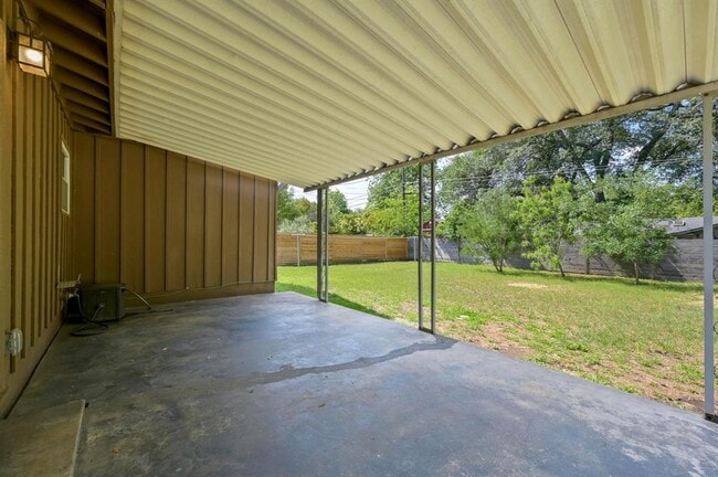 Building Photo - 1607 Glencrest Dr
