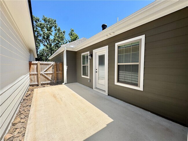 Building Photo - 811 NE Hts Ln