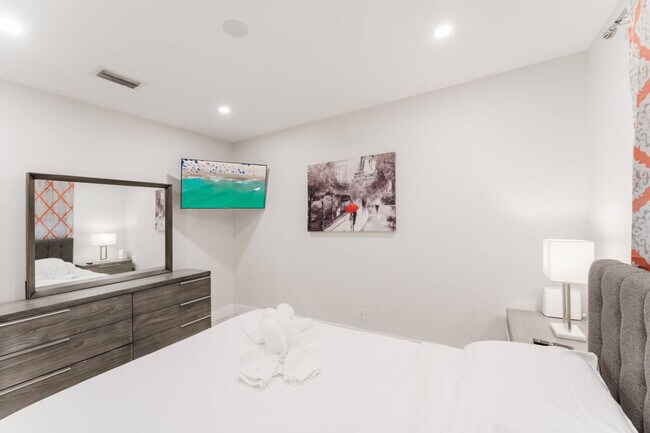 Building Photo - 4017 Monroe St