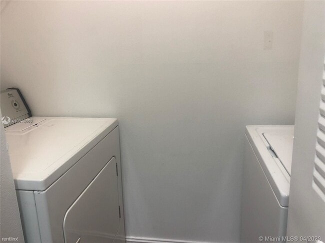 Building Photo - 2 br, 1 bath Condo - 8333 Pines Blvd