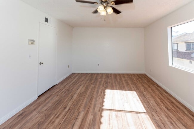 Building Photo - >>>>> TWO BEDROOM 1.5 BATHS TOWN-HOME STYL...
