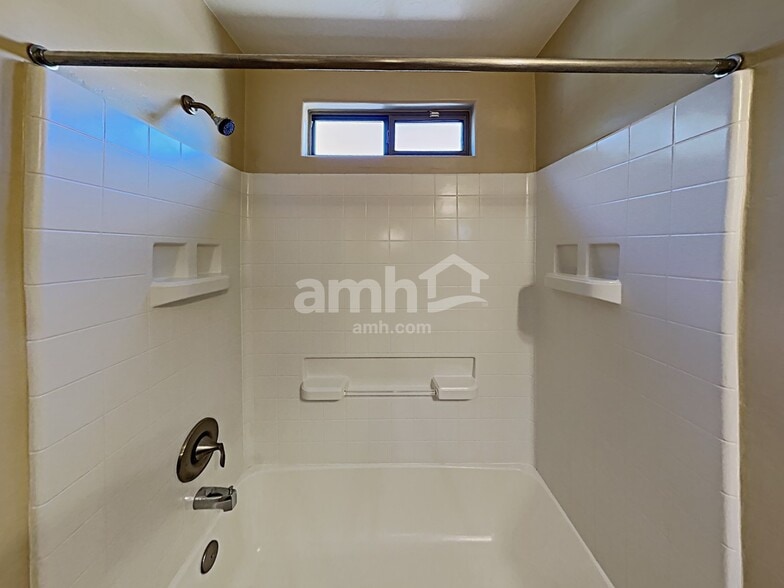 Building Photo - 4013 E Shadow Branch Dr