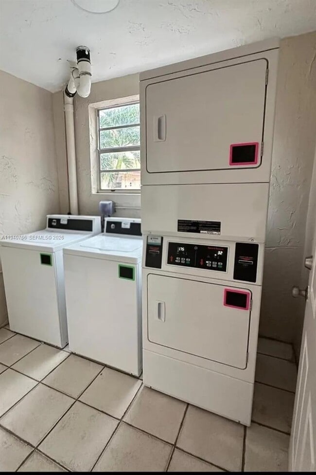 Building Photo - 4655 Palm Ave