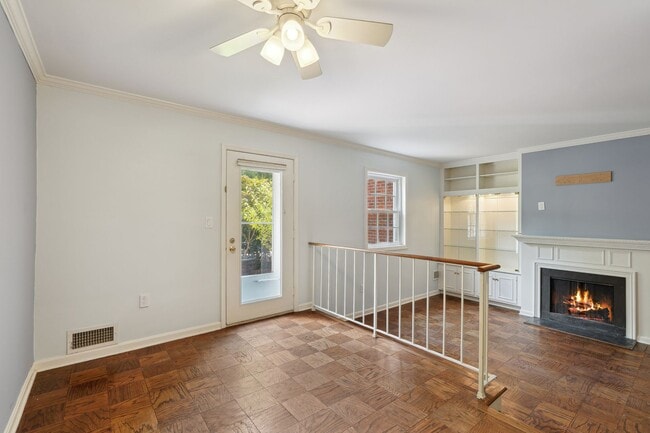 Building Photo - Available Now! Updated //3 Bedroom 2.5 Bat...