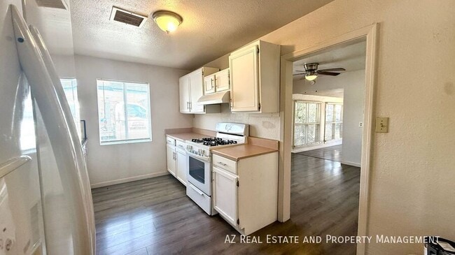 Building Photo - 5547 W Gardenia Ave