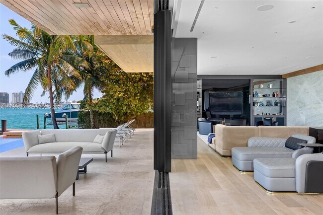 Building Photo - 825 E Dilido Dr