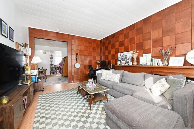 Building Photo - 902 Park Ave