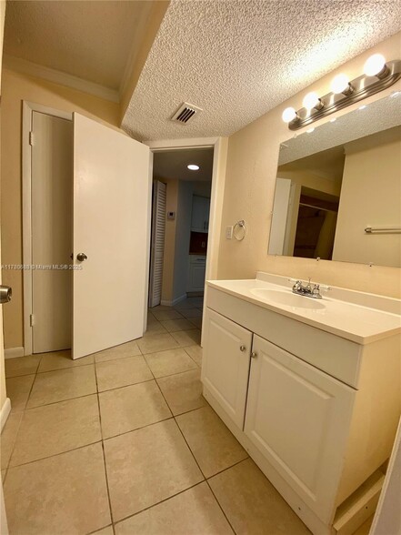 Building Photo - 10440 SW 156th Ct