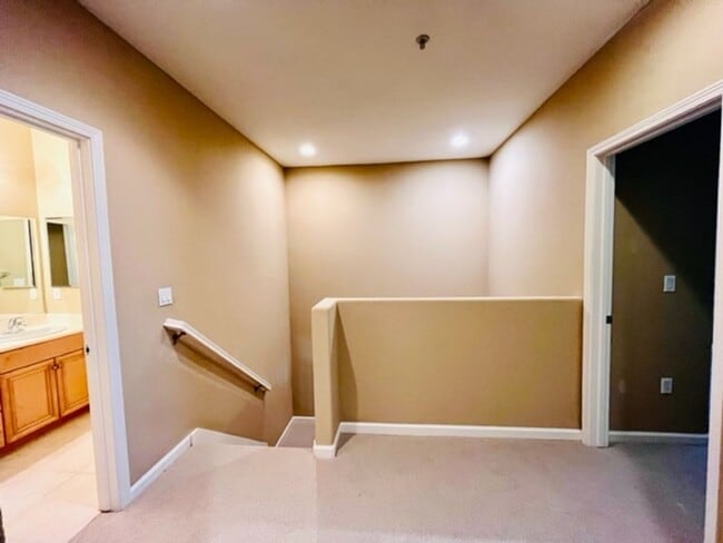 Building Photo - Beautiful 3BD/3BA, Two-Story Corner Unit C...