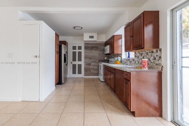 Building Photo - 1301 NE 153rd St