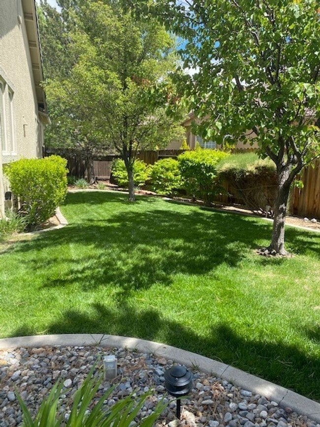 Building Photo - Huge 4 Bed 2 Bath + Den Golf Course Hom...