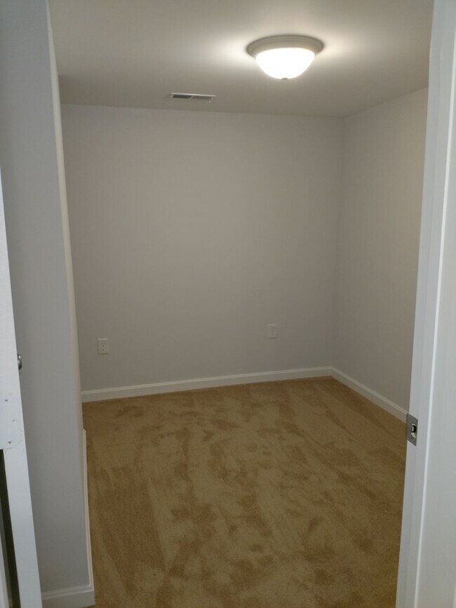 Building Photo - 3 Bedroom 3 Bathroom House in Town of Fron...