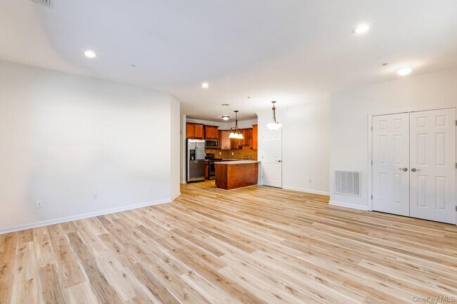 Building Photo - 975 Main St