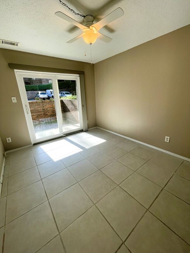 Building Photo - Ladue Schools - Spacious 2B/2B CONDO in Br...