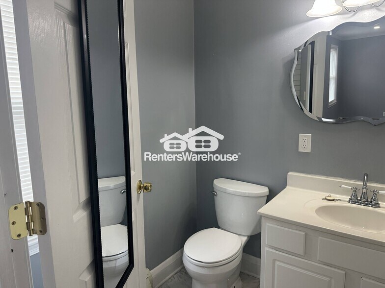 Building Photo - 3026 Lavender Ave