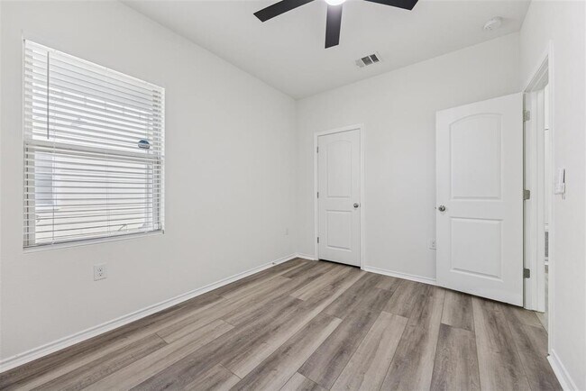 Building Photo - 6401 Graymont Dr