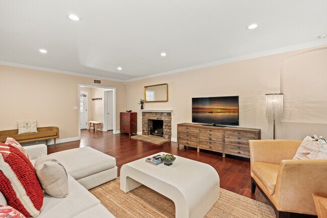 Building Photo - Chic Family house in West Covina