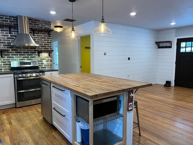 Building Photo - Fantastic Englewood Ranch