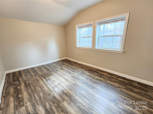 Building Photo - 1423 Oakshade Ave