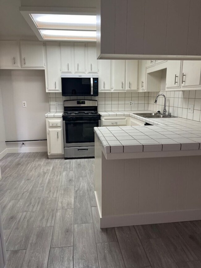 Building Photo - SH6012C