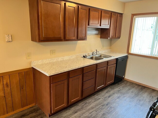 Building Photo - Cozy 2 Bedroom, 1 Bath Apartment with Balcony - Welcome Home!