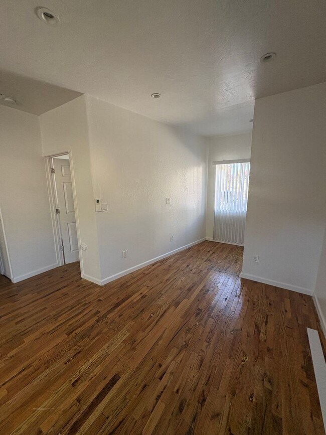 Building Photo - R311