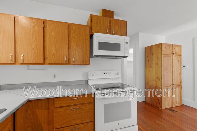 Building Photo - 407 N Broadway Ave