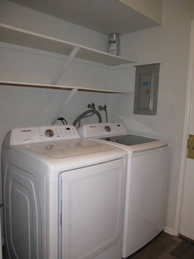 Building Photo - Spacious 2 Bedroom