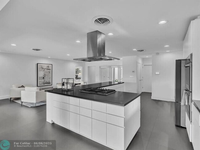 Building Photo - 1640 NE 43rd St