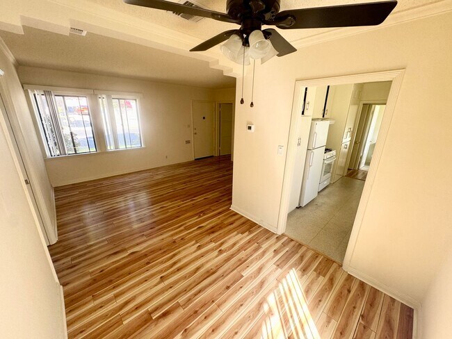 Building Photo - Spacious 2 bedroom, 2 bathroom