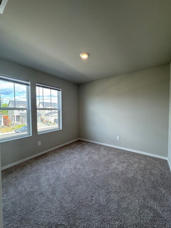 Building Photo - HUGE NEW PET FRIENDLY