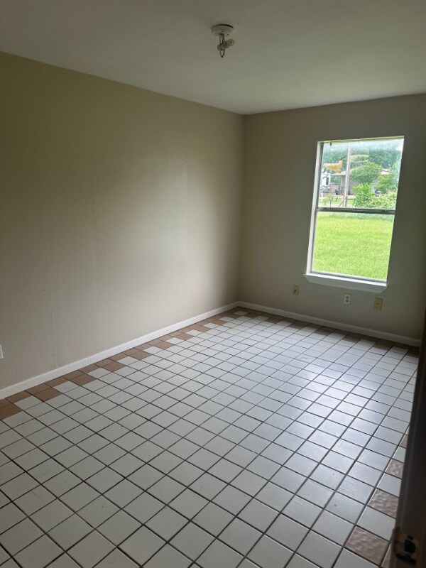 Building Photo - 531 Woodland Dr