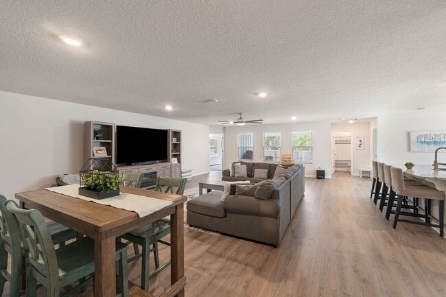 Building Photo - Gorgeous and Spacious 5/3 Home with Commun...
