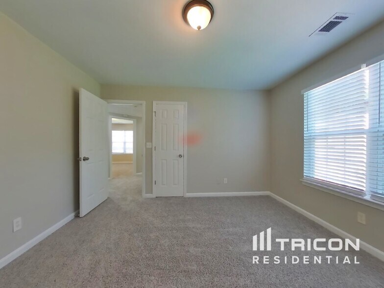 Building Photo - 9451 Woodlawn Dr