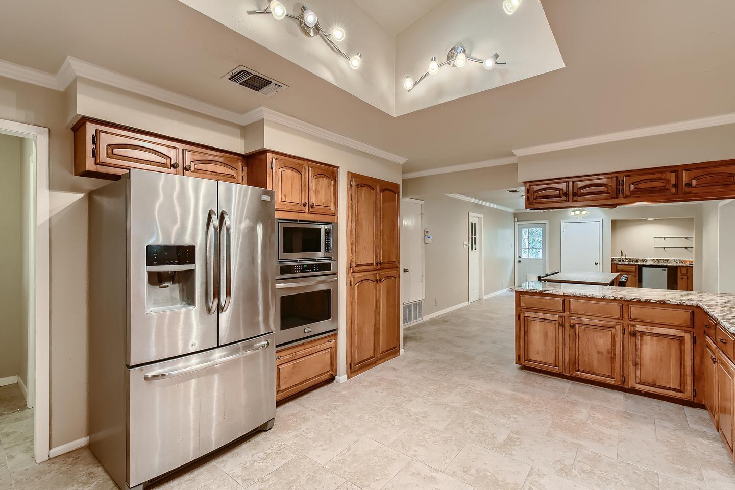 Building Photo - Gorgeous San Antonio home with large backy...