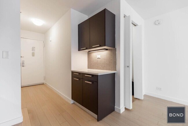Building Photo - 222 E 39th St