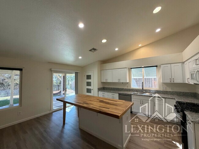 Building Photo - Pristine, single-story, 3bd/2ba, Home in Cameron Park!