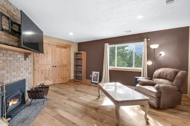 Building Photo - 15632 S Ray Dr